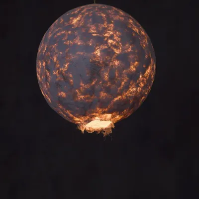 Plafonniers - Grande lampe suspendue Svitylo — Forme de lune sculpturale en fibre de - PLETOSTUDIO