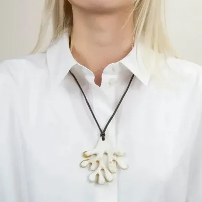 Bijoux - Pendentif corail en corne blonde - L INDOCHINEUR X RIVÊT
