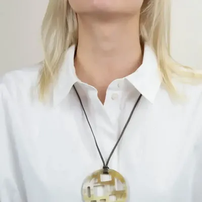 Bijoux - Pendentif damier bords libres en corne blonde - L INDOCHINEUR X RIVÊT