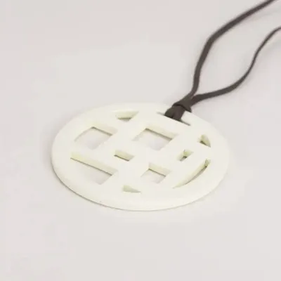 Bijoux - Pendentif damier bords libres laqué rouge - L INDOCHINEUR X RIVÊT