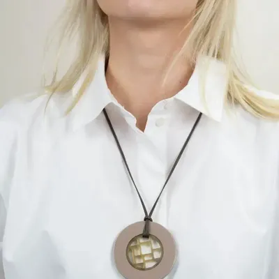 Bijoux - Pendentif damier cerclé laqué jaune - L INDOCHINEUR X RIVÊT