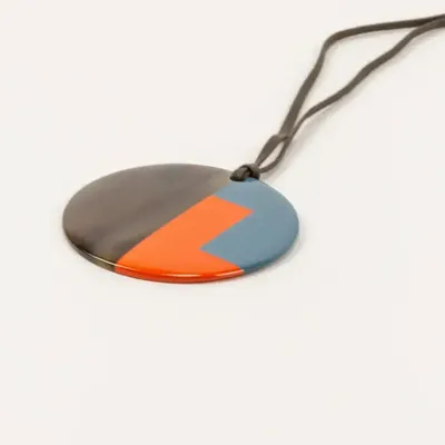 Bijoux - Pendentif rond sabot de buffle et laque indigo cafe crème - L INDOCHINEUR X RIVÊT