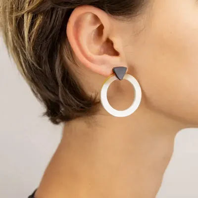Jewelry - Blond horn circle and black triangle earrings - L INDOCHINEUR X RIVÊT