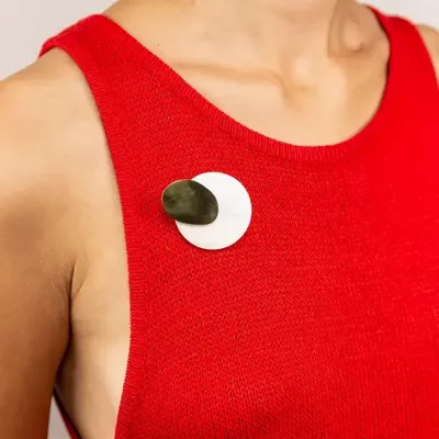 Broches - Grande broche ronde en corne et laiton - L INDOCHINEUR X RIVÊT