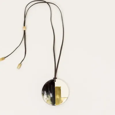 Bijoux - Pendentif rond corne noire Africaine, laque ivoire et laiton - L INDOCHINEUR X RIVÊT