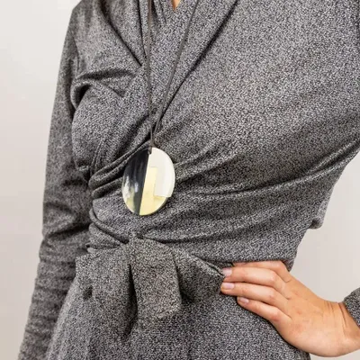 Bijoux - Pendentif rond corne noire Africaine, laque ivoire et laiton - L INDOCHINEUR X RIVÊT