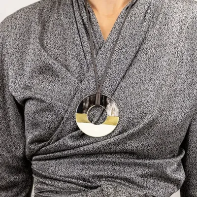 Bijoux - Pendentif anneau corne noire Africaine, laque ivoire et laiton - L INDOCHINEUR X RIVÊT