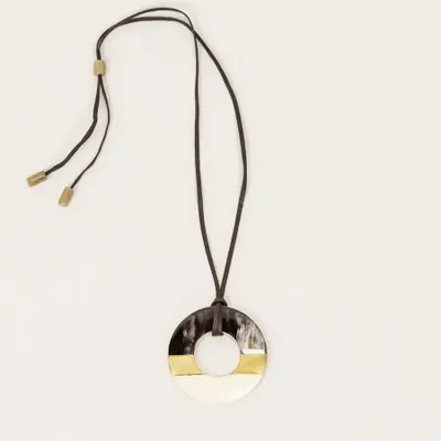 Bijoux - Pendentif anneau corne noire Africaine, laque ivoire et laiton - L INDOCHINEUR X RIVÊT