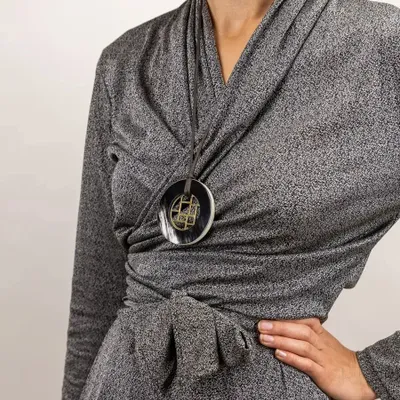 Jewelry - Checkered pendant circle with marbled black horn and brass - L INDOCHINEUR X RIVÊT