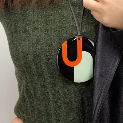 Bijoux - Pendentif Lacis en corne blonde et laque orange et verte - L INDOCHINEUR X RIVÊT