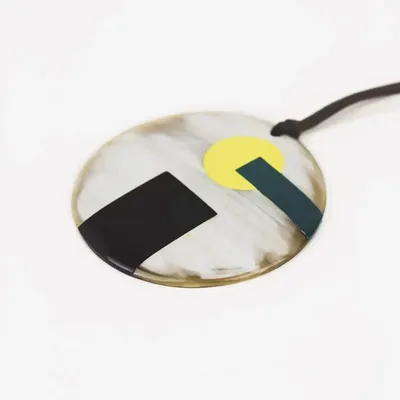 Bijoux - Pendentif Géranos en corne blonde et laque tricolore - L INDOCHINEUR X RIVÊT