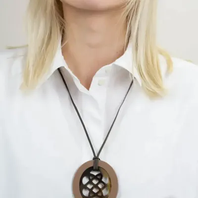Bijoux - Pendentif oval en sabot avec motif longévité ajouré et laque ivoire - L INDOCHINEUR X RIVÊT