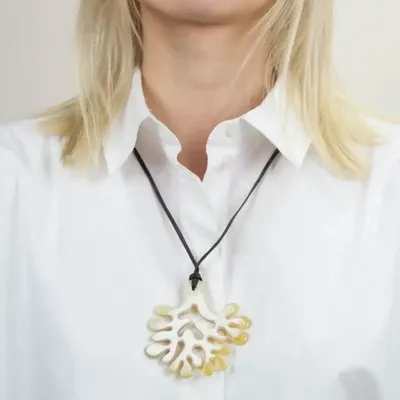 Bijoux - Pendentif grand corail en corne noire Afrincaine - L INDOCHINEUR X RIVÊT