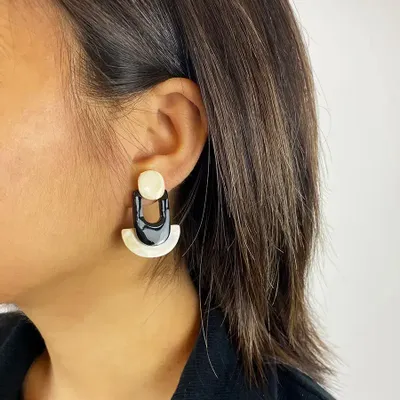 Bijoux - Boucles d'oreilles géométriques en corne blonde et noire - L INDOCHINEUR X RIVÊT