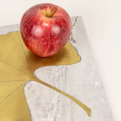Glass - Trivet in white stone with brass ginkgo leaf - L INDOCHINEUR X RIVÊT