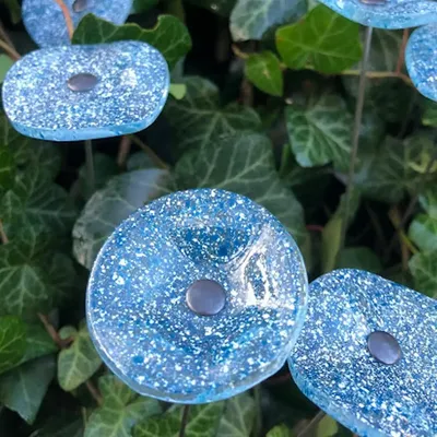 Accessoires de jardinage - Petite fleur en verre turquoise et blanche pour l'extérieur. - CARNEOL GLASS