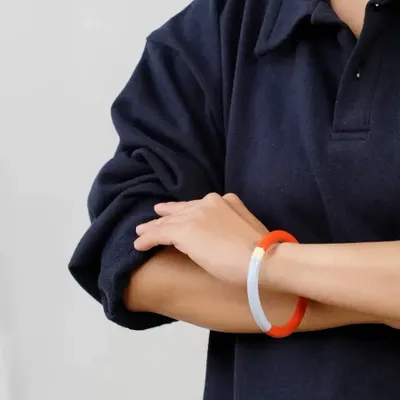 Bracelets - Jonc fin en bois laqué bleu clair, bleu nuit et orange, taille M - L INDOCHINEUR X RIVÊT