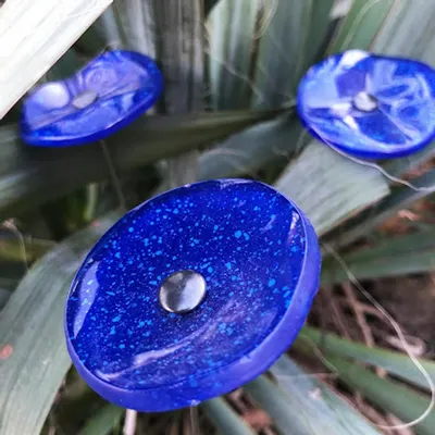 Accessoires de jardinage - Petite fleur ronde en verre de couleur bleu foncé, bleu clair - CARNEOL GLASS
