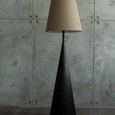 Lampadaires - Lampadaire Vereteno — Base sculpturale en érable carbonisé avec abat-j - PLETOSTUDIO