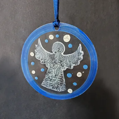 Guirlandes et boules de Noël - Décoration en verre représentant un ange debout bleu peint à la main - CARNEOL GLASS