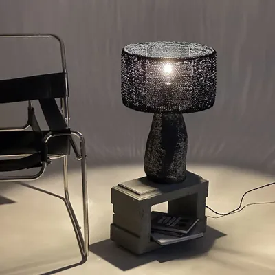 Lampes de table - Lampe de table Smola — Abat-jour en raphia fait main et base d'éclaira - PLETOSTUDIO