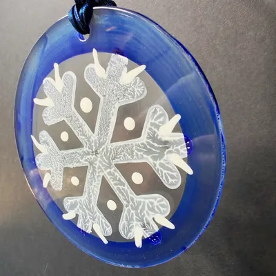 Autres décorations de Noël - Décoration en verre bleu en forme de flocon de neige peinte à la main - CARNEOL GLASS