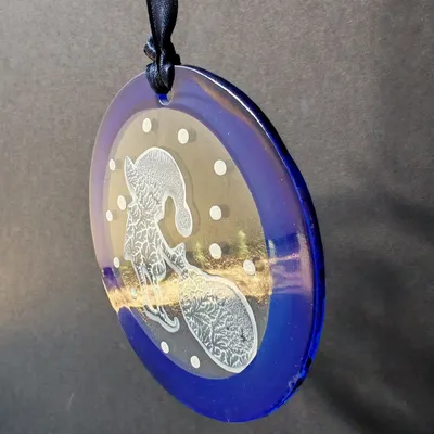 Autres décorations de Noël - Décoration en verre représentant un elfe bleu peint à la main avec un sac - CARNEOL GLASS