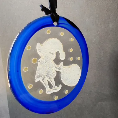 Autres décorations de Noël - Décoration en verre représentant un elfe bleu peint à la main avec un sac - CARNEOL GLASS