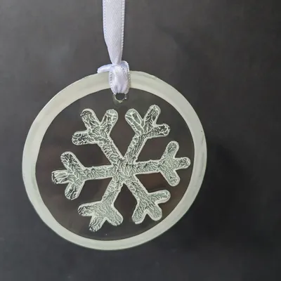 Autres décorations de Noël - Décoration en verre blanche peinte à la main en forme de flocon de neige - CARNEOL GLASS