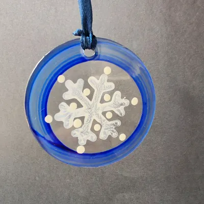 Autres décorations de Noël - Décoration en verre bleu en forme de flocon de neige peinte à la main - CARNEOL GLASS