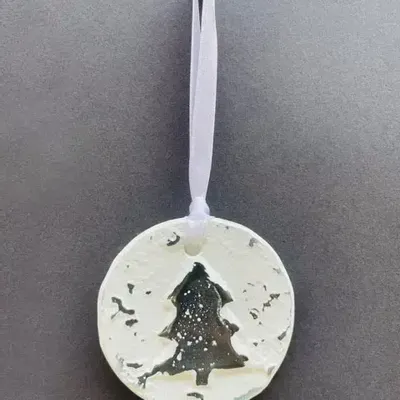 Guirlandes et boules de Noël - Petit cintre de Noël rustique avec un sapin - CARNEOL GLASS