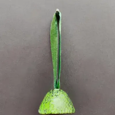 Other Christmas decorations - Small transparent-green-black glass bell on elegant ribbon hanger - CARNEOL GLASS