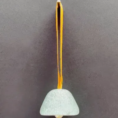 Autres décorations de Noël - Petite cloche en verre blanc transparent sur un élégant porte-ruban - CARNEOL GLASS