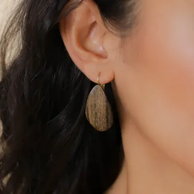 Bijoux - Boucles d'oreilles petite dormeuse pétal bois de roblès - Fioria - NATURE BIJOUX