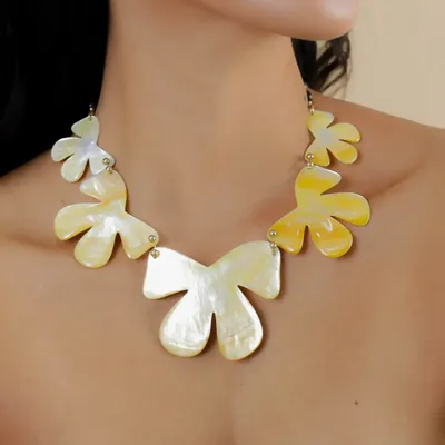 Bijoux - Collier plastron 5 fleurs nacre dorée - Fioria - NATURE BIJOUX
