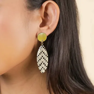 Bijoux - Boucles d'oreilles poussoir top nacre dorée pendant oval - Madam Bogolan - NATURE BIJOUX