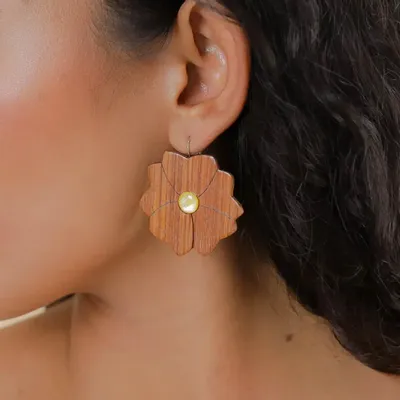 Bijoux - Boucles d'oreilles dormeuses fleur bois et nacre - Son Jardin - NATURE BIJOUX
