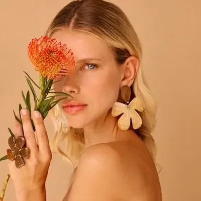 Bijoux - Boucles d'oreilles poussoir grand modèle fleur nacre dorée - Fioria - NATURE BIJOUX