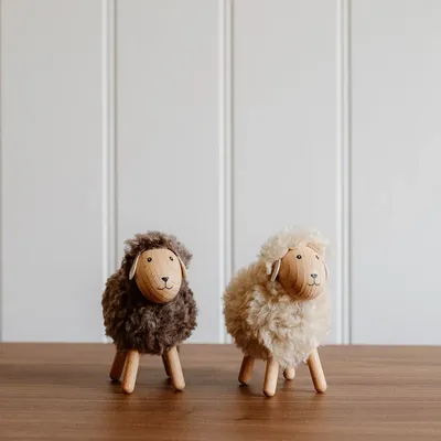 Crèches et santons - Mouton moelleux brun en bois - WE LOVE SEASONS