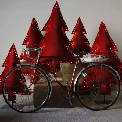 Moveable lighting - Bright red fir trees - ROSE VELOURS