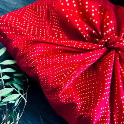 Gifts - Reusable Gift Wrap – Golden Feather Red - CARÉDEAU PAPIER CADEAU RÉUTILISABLE