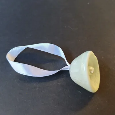 Autres décorations de Noël - Petite cloche en verre blanc sur un élégant cintre en ruban - CARNEOL GLASS