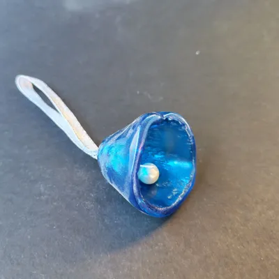 Autres décorations de Noël - Grande cloche en métal et verre bleu foncé sur un élégant cintre en ruban - CARNEOL GLASS