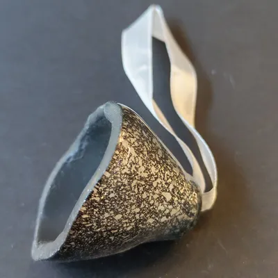 Christmas garlands and baubles - Glass bell in black-silver on an elegant ribbon hanger - CARNEOL GLASS