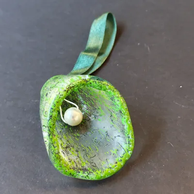 Other Christmas decorations - Large transparent-green-black glass bell on elegant ribbon hanger - CARNEOL GLASS