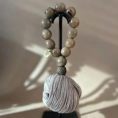 Sculptures, statuettes et miniatures - Prayer bead sculpture in cow horn - STUDIO JULIA ATLAS