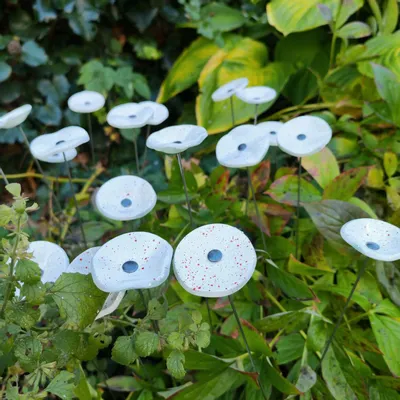 Décorations florales - Petite fleur ronde en verre pour l'extérieur de couleur blanche et rouge avec tige en acier inoxydable de 43 cm - CARNEOL GLASS
