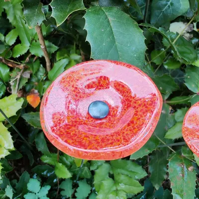 Décorations florales - Petite fleur ronde en verre pour l'extérieur de couleur transparente, orange, rouge avec tige en acier inoxydable de 43 cm - CARNEOL GLASS