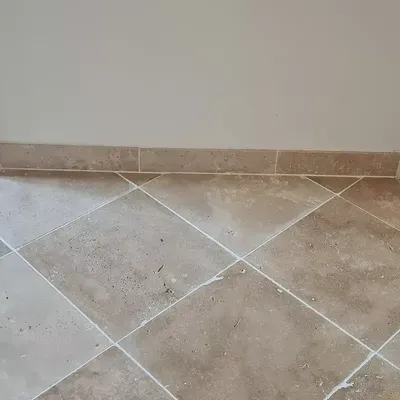 Crockery - Light travertine plinth - LIGERIO