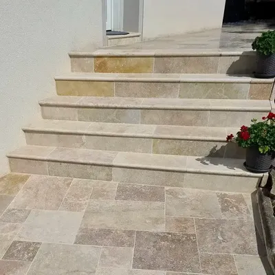 Indoor floor coverings - Hollowed-out travertine step - LIGERIO